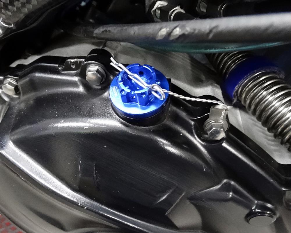 Racing_CNC_Oeleinfuellschraube_blau_mit_Splint Racing CNC Öleinfüllschraube blau M20x1.5 mm Suzuki