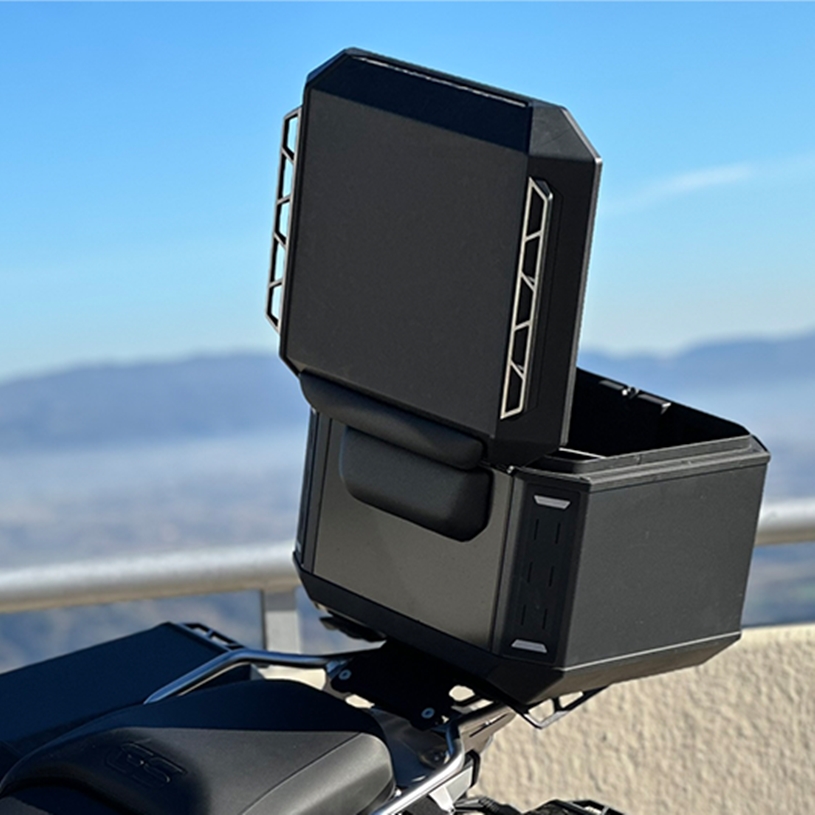 Furchtlos-Ranger-ADV-Alu-Topcase-Aero-50-Liter-anthrazit-schwarz-FU08TCXX005001EX-100032-am-Motorrad-2