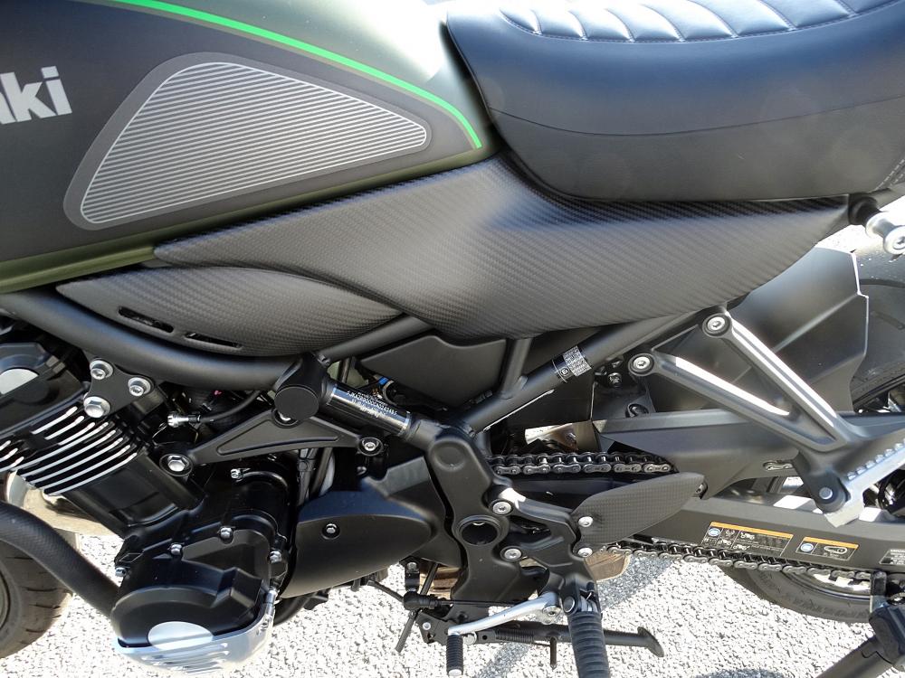 Seitenabdeckung_links___rechts_Carbon_matt_Kawasaki_Z900_RS_Cafe_2018__6452_am_Motorrad_links Seitenabdeckung links + rechts Carbon matt Kawasaki Z900 RS /Cafe 2018-