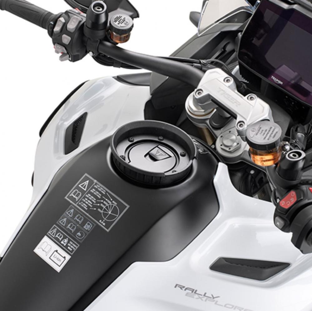 Givi_Tanklock_Befestigungsring_BF74_fuer_Tankrucksaecke___Triumph_Tiger_1200_Explorer_2022__2 Givi Tanklock Befestigungsring BF74 für Tankrucksäcke - Triumph Tiger 1200 Explorer 2022-