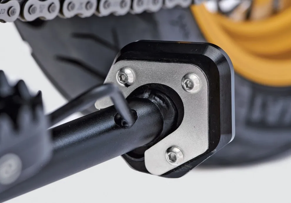 CFMoto Seitenständer Verbreiterung schwarz - MT 800 / MT-X 800 - CF-6WWV-802100-5000