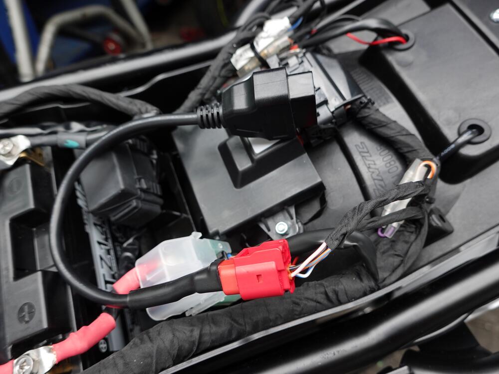 TMP-Motorrad-OBD2-Adapterkabel-16-Pin-auf-Euro5-Diagnosestecker-rot-6-Pin-2-am-Motorrad