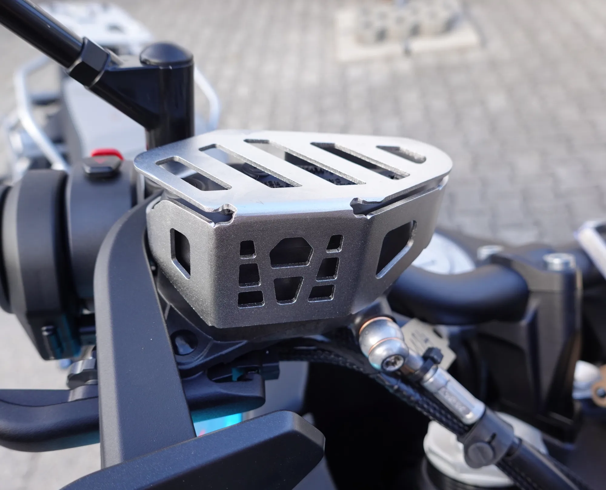 CFMoto Schutz Ausgleichbehälter vorne am Lenker - MT 800 / MT-X 800 - CF-6WWV-802300-5000