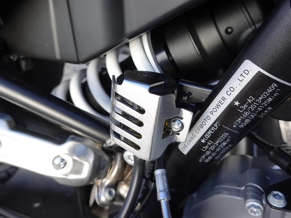 CFMoto Schutzabdeckung Ausgleichsbehälter hinten am Sitz - MT 800 / MT-X 800 - CF-6WWV-802400-5000