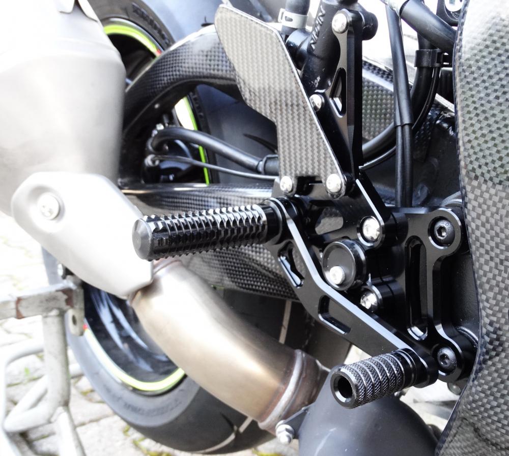 Factory_Fussrastenanlage_Suzuki_GSX_R_1000_2017__rechts_am_motorrad Racing Fußrastenanlage Factory schwarz Suzuki GSX-R 1000 /R 2017-