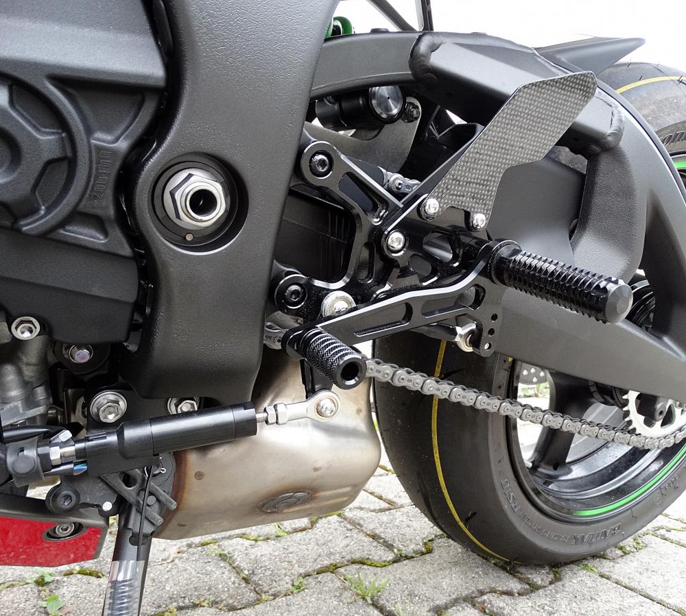 Factory_Fussrastenanlage_Kawasaki_ZX10R_Ninja_2018__links_am_motorrad Racing Fußrastenanlage Factory schwarz Kawasaki ZX10R Ninja 2016-