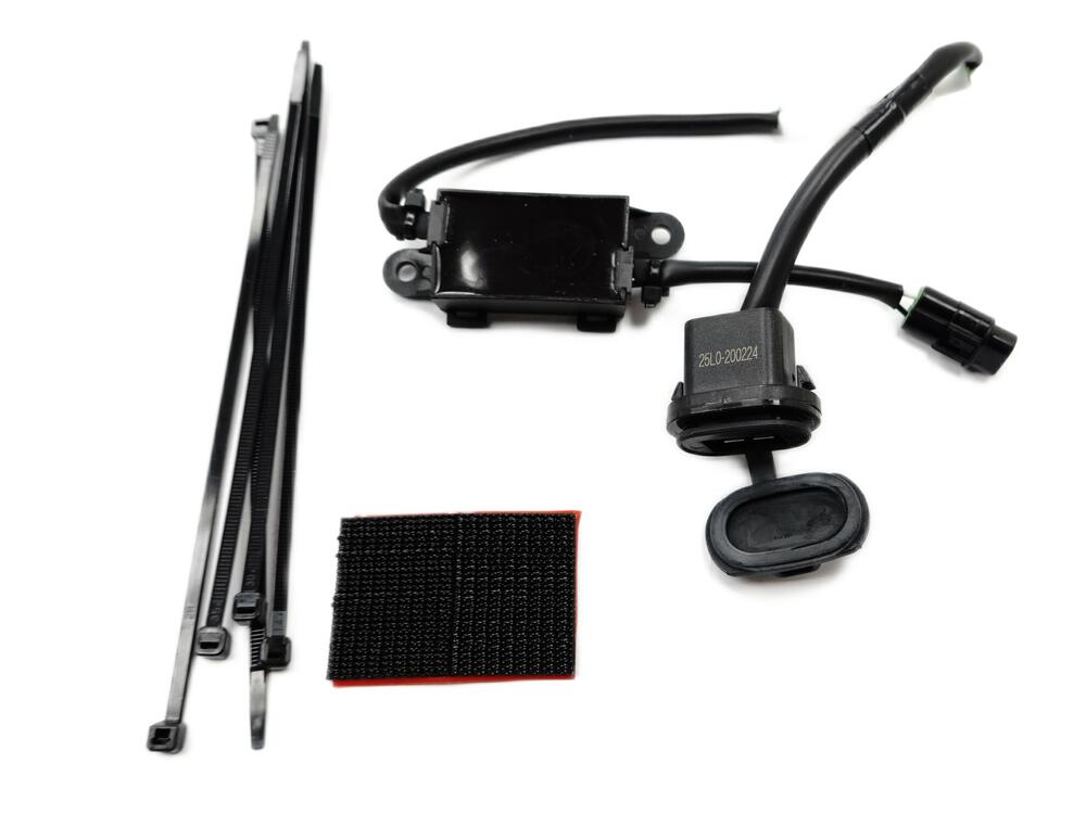 Suzuki-Original-USB-Steckdose-GSX-8R-39100-25820-000-2